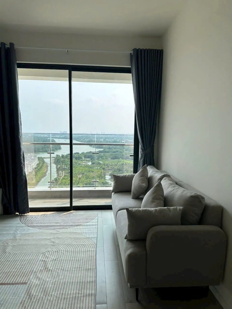 Bán và cho thuê căn hộ 2PN không gian rộng rãi tại khu compound ngập tràn mảng xanh Lumiere Boulevard, Vinhomes Grand Park (Quận 9). Căn hộ trang bị sẵn nội thất gỗ sang trọng, diện tích 72m2 cực kỳ thoáng đãng. Giá siêu tốt. Xem nhà ngay!
