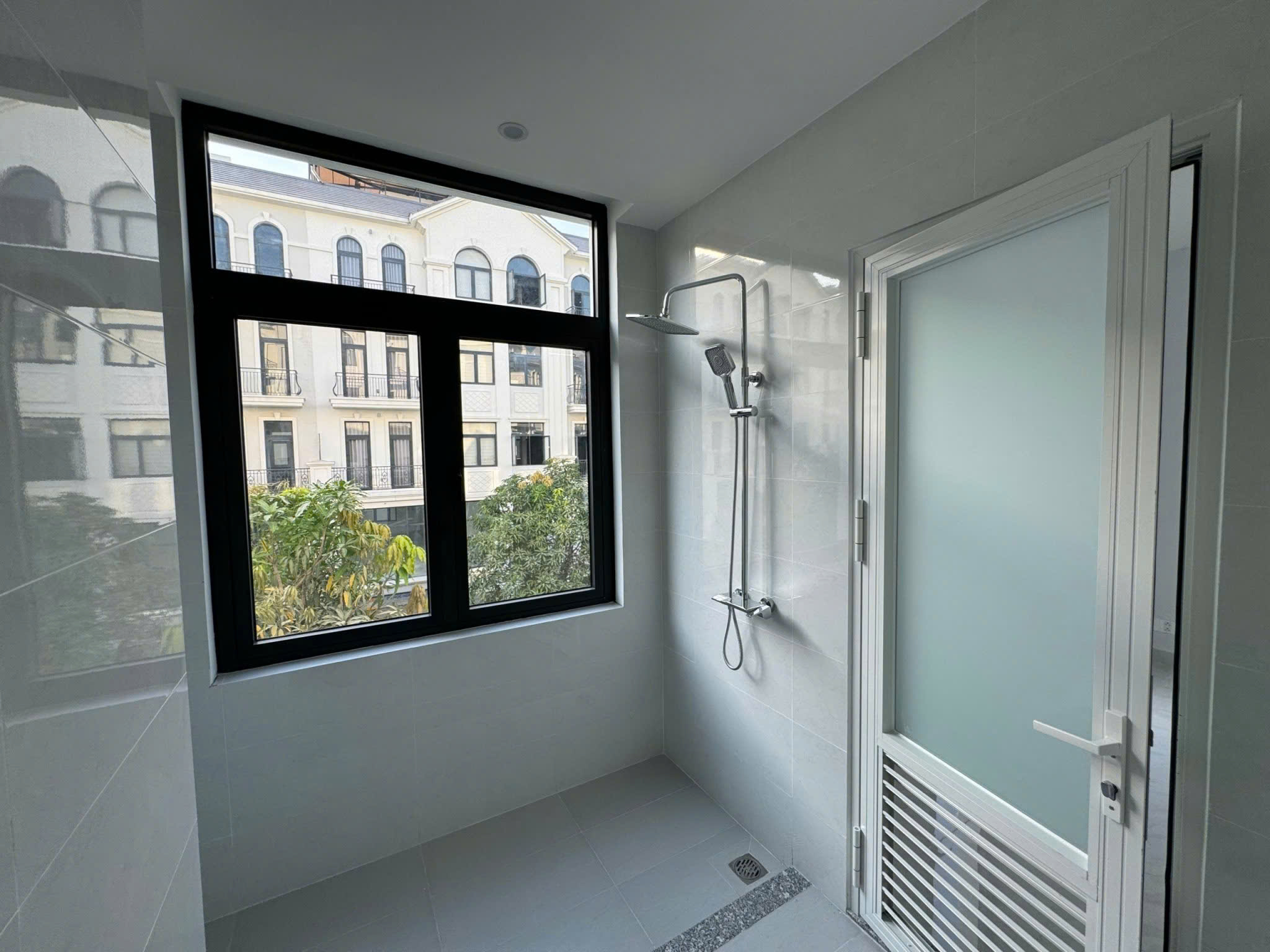 BÁN NHÀ PHỐ LIỀN KỀ THE MANHATTAN – VINHOMES GRAND PARK Giá tốt chỉ 20 TỶ – Hoàn thiện cơ bản – Pháp lý rõ ràng