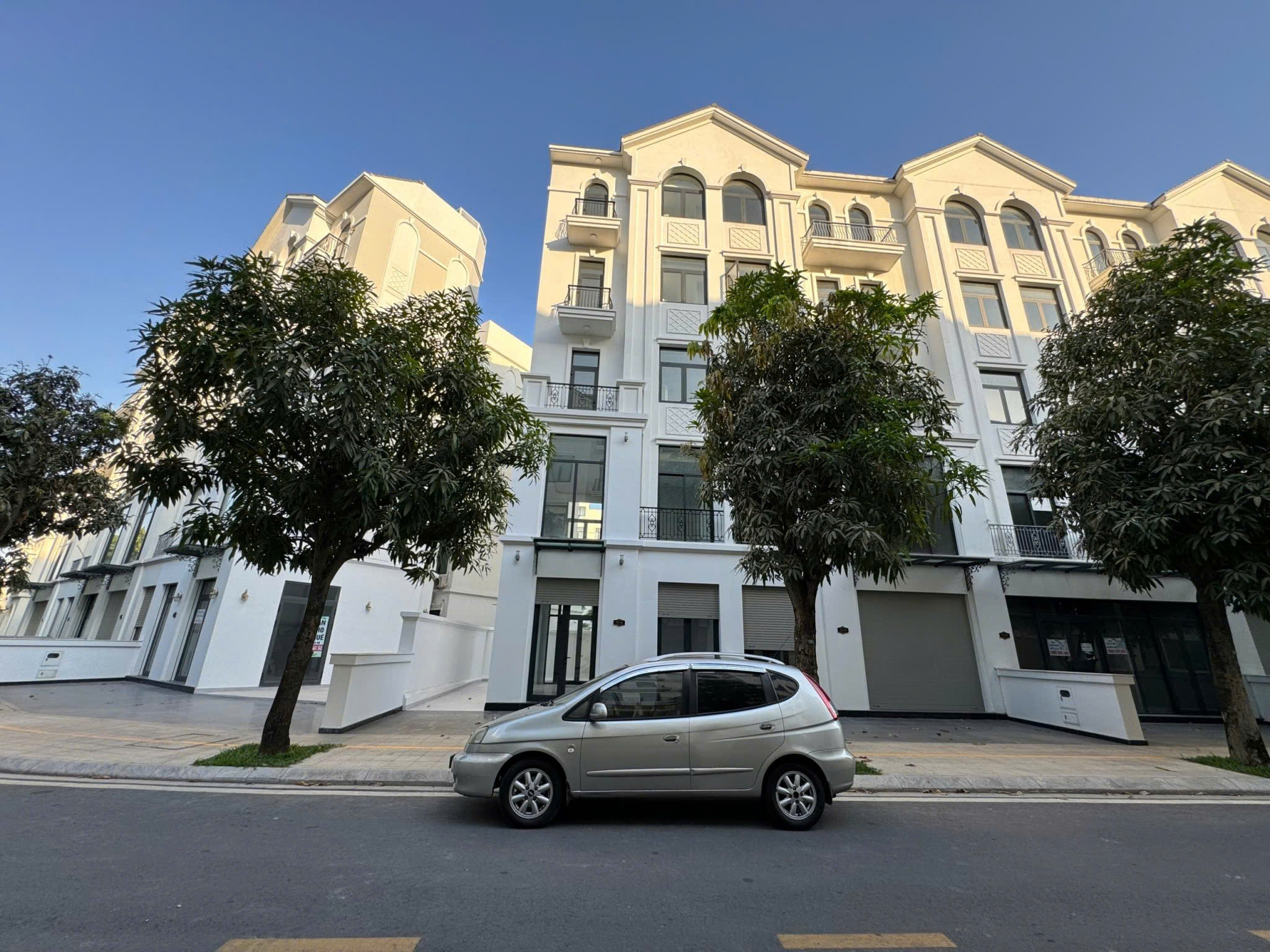 BÁN NHÀ PHỐ LIỀN KỀ THE MANHATTAN – VINHOMES GRAND PARK Giá tốt chỉ 20 TỶ – Hoàn thiện cơ bản – Pháp lý rõ ràng