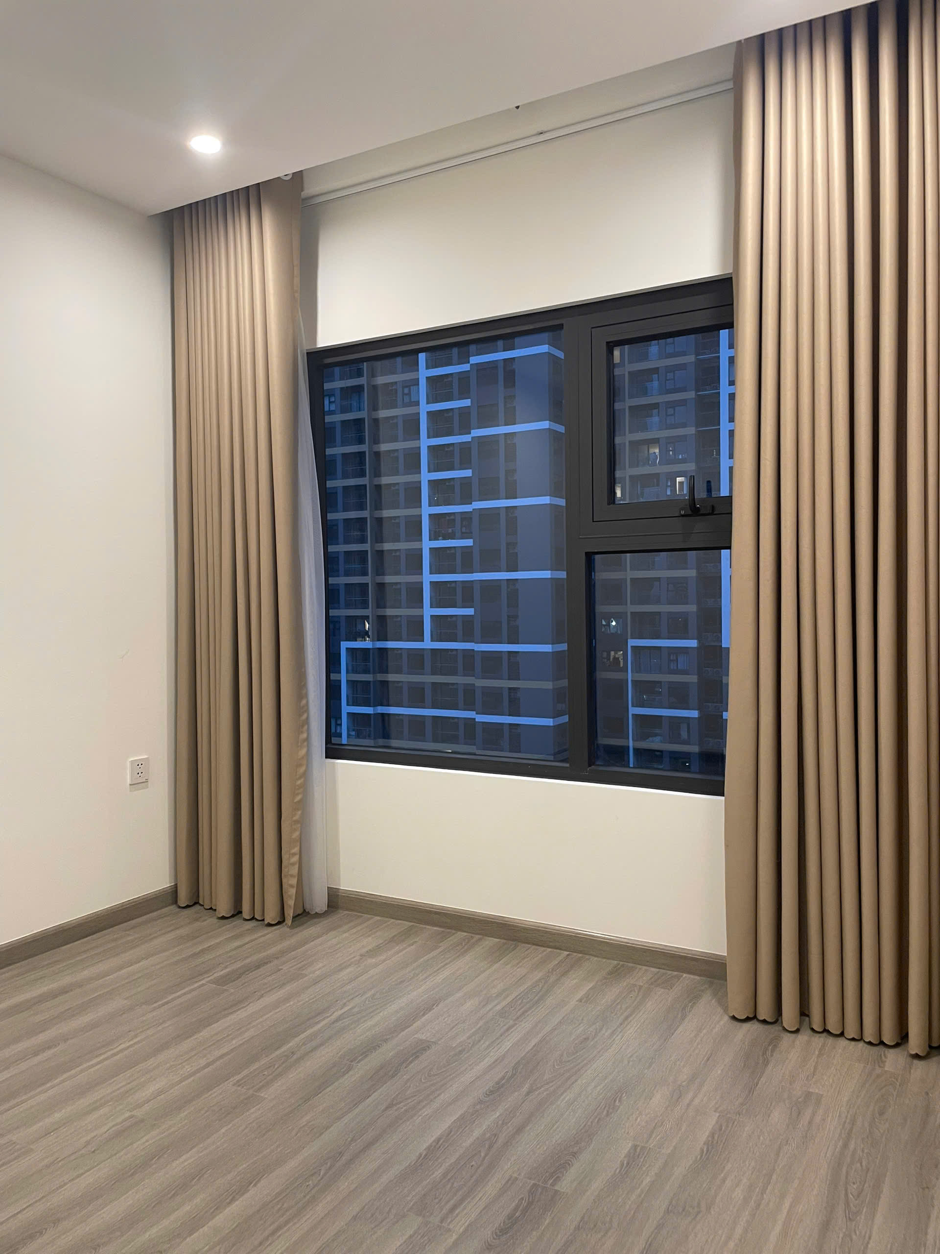 Bán Căn Hộ 2PN The Beverly Solari Vinhomes Grand Park - View Trực Diện Hồ Bơi Resort, Bếp Rèm Cao Cấp, Giá Tốt