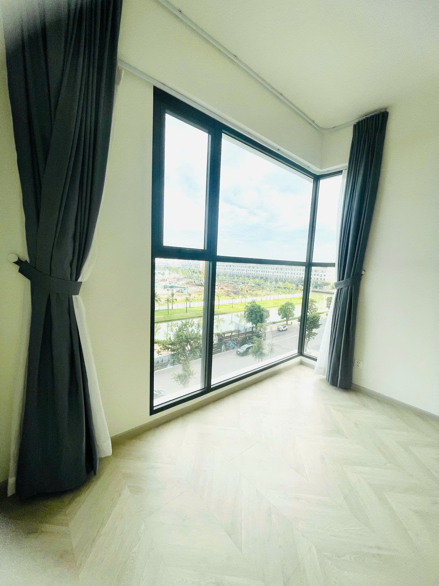 BÁN CĂN HỘ LUMIERE BOULEVARD – VIEW DÃY BIỆT THỰ MANHATTAN - TRANG BỊ NỘI THẤT CƠ BẢN - GIÁ TỐT QUẬN 9