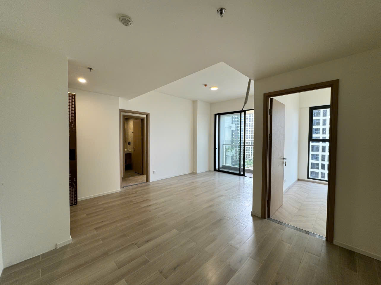 BÁN CĂN HỘ LUMIERE BOULEVARD – VINHOMES GRAND PARK  View nội khu hồ bơi | Nhà mới trống CĐT bàn giao