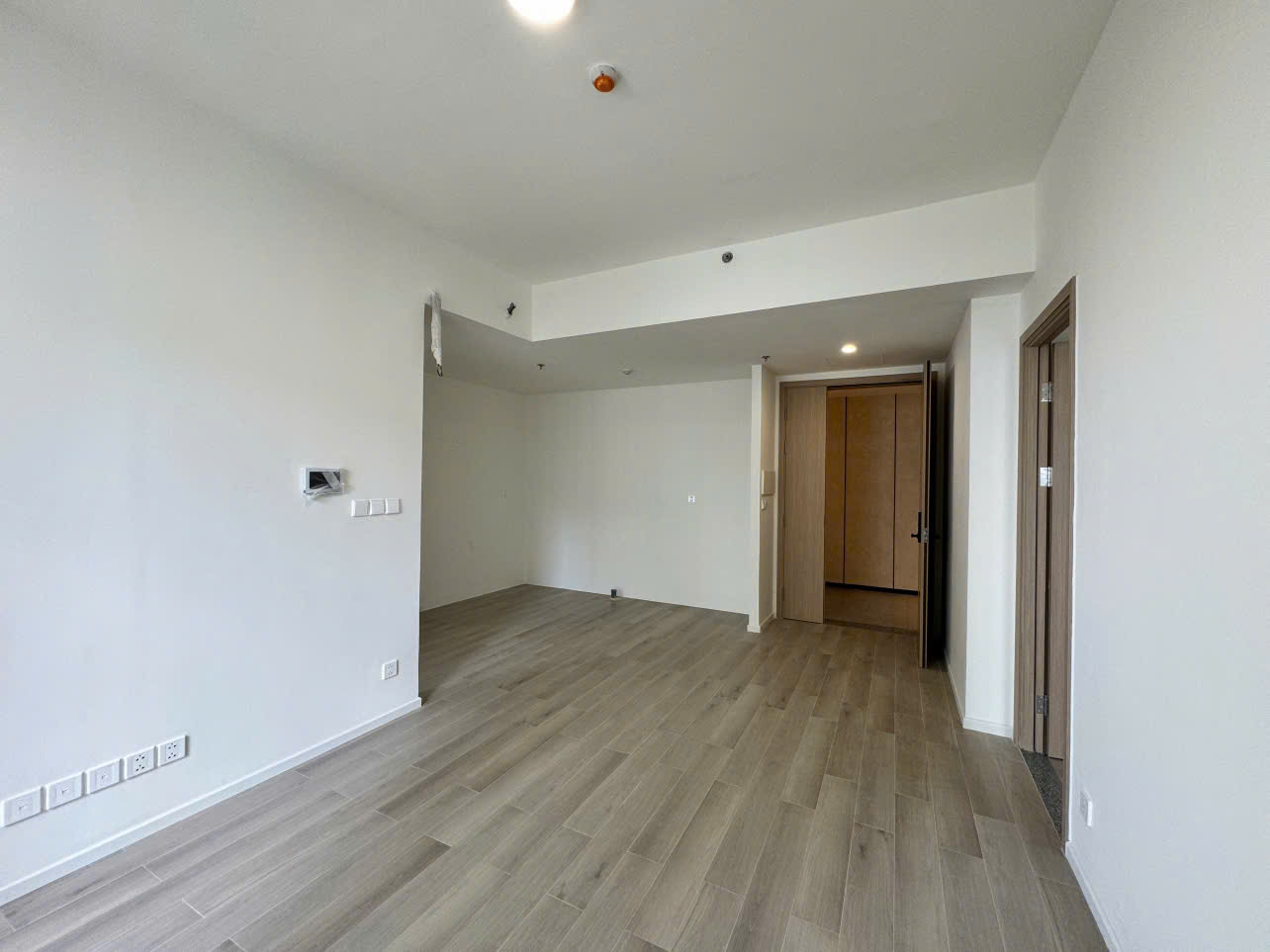 BÁN CĂN HỘ LUMIERE BOULEVARD – VINHOMES GRAND PARK  View nội khu hồ bơi | Nhà mới trống CĐT bàn giao