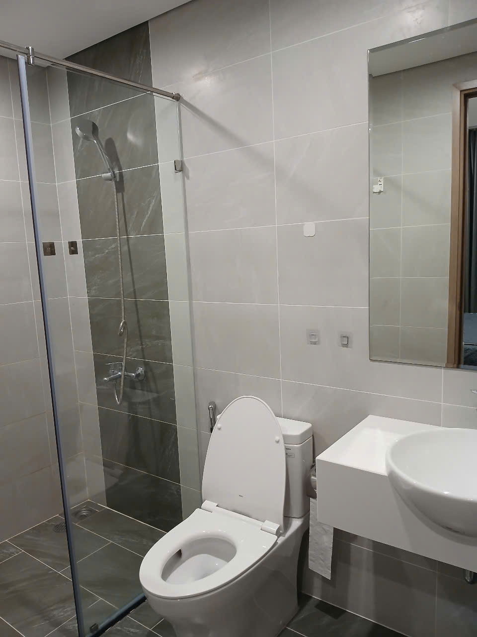 Bán & Cho Thuê Căn Hộ Tầng Cao View Nội Khu Hồ Bơi – Full Nội Thất Vinhomes Grand Park | Phân Khu The Origami – Quận 9