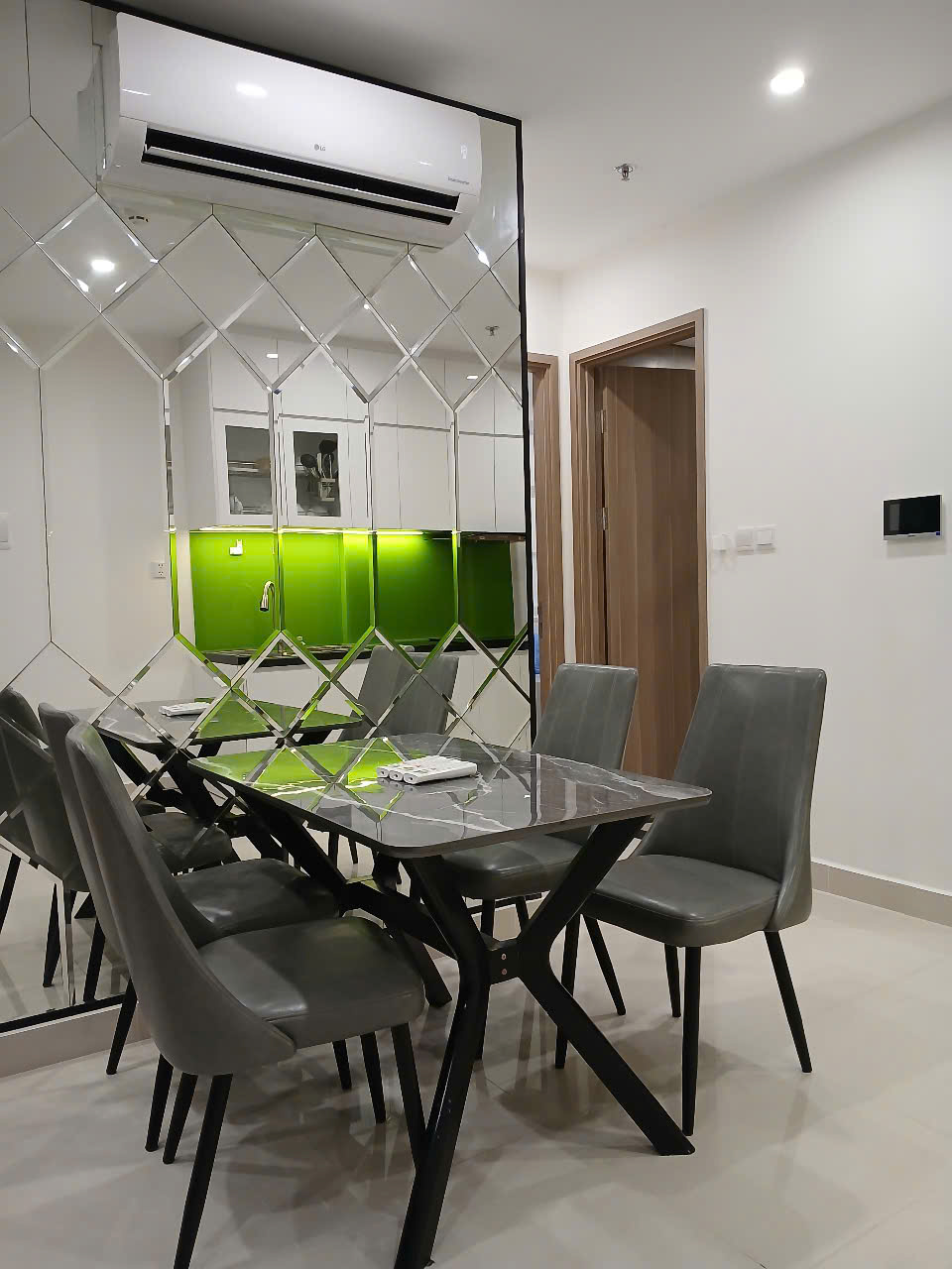 Bán & Cho Thuê Căn Hộ Tầng Cao View Nội Khu Hồ Bơi – Full Nội Thất Vinhomes Grand Park | Phân Khu The Origami – Quận 9