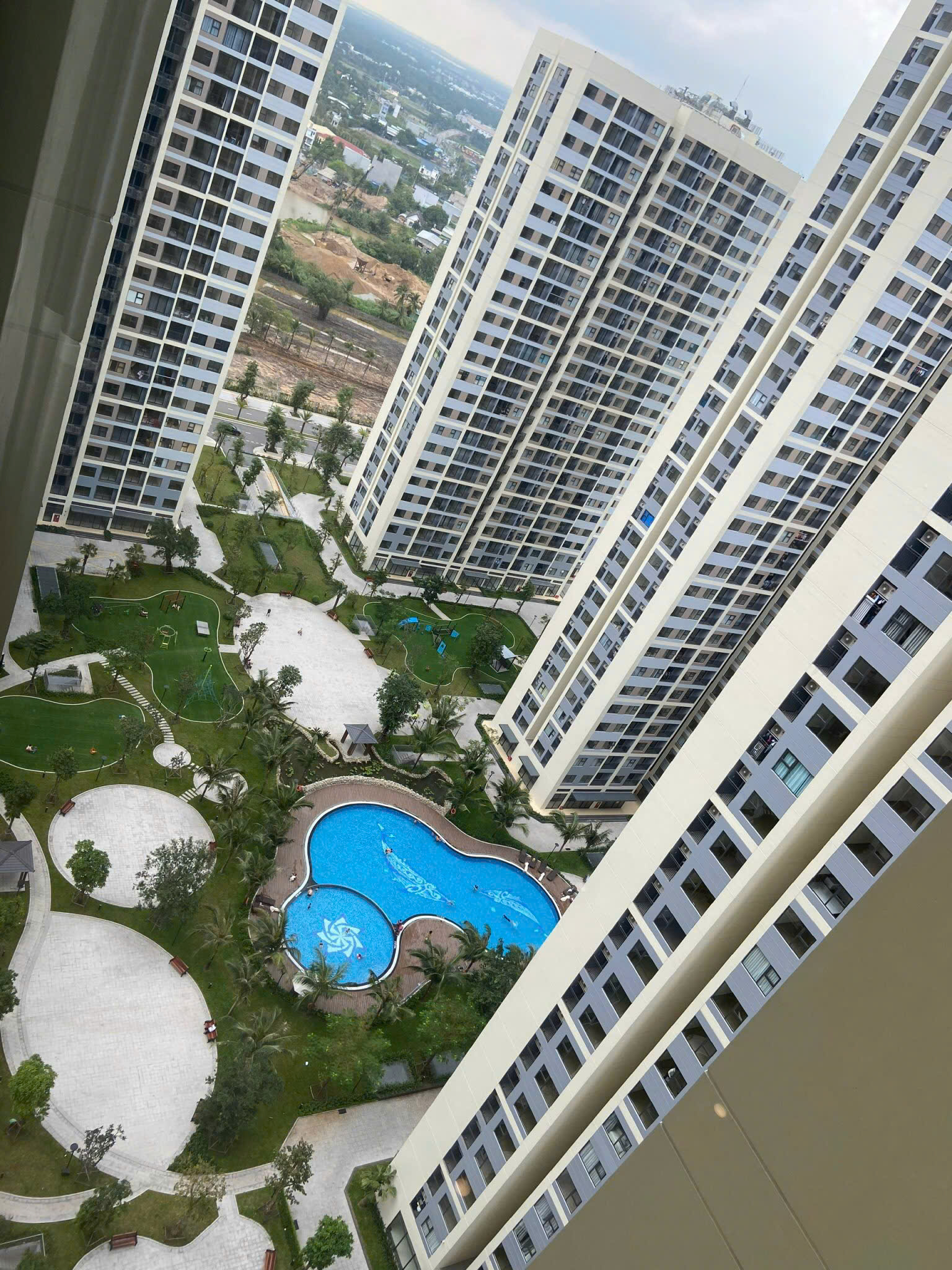 Bán căn hộ Studio Vinhomes Grand Park – The Rainbow – Full nội thất – Tầng cao view hồ bơi nội khu