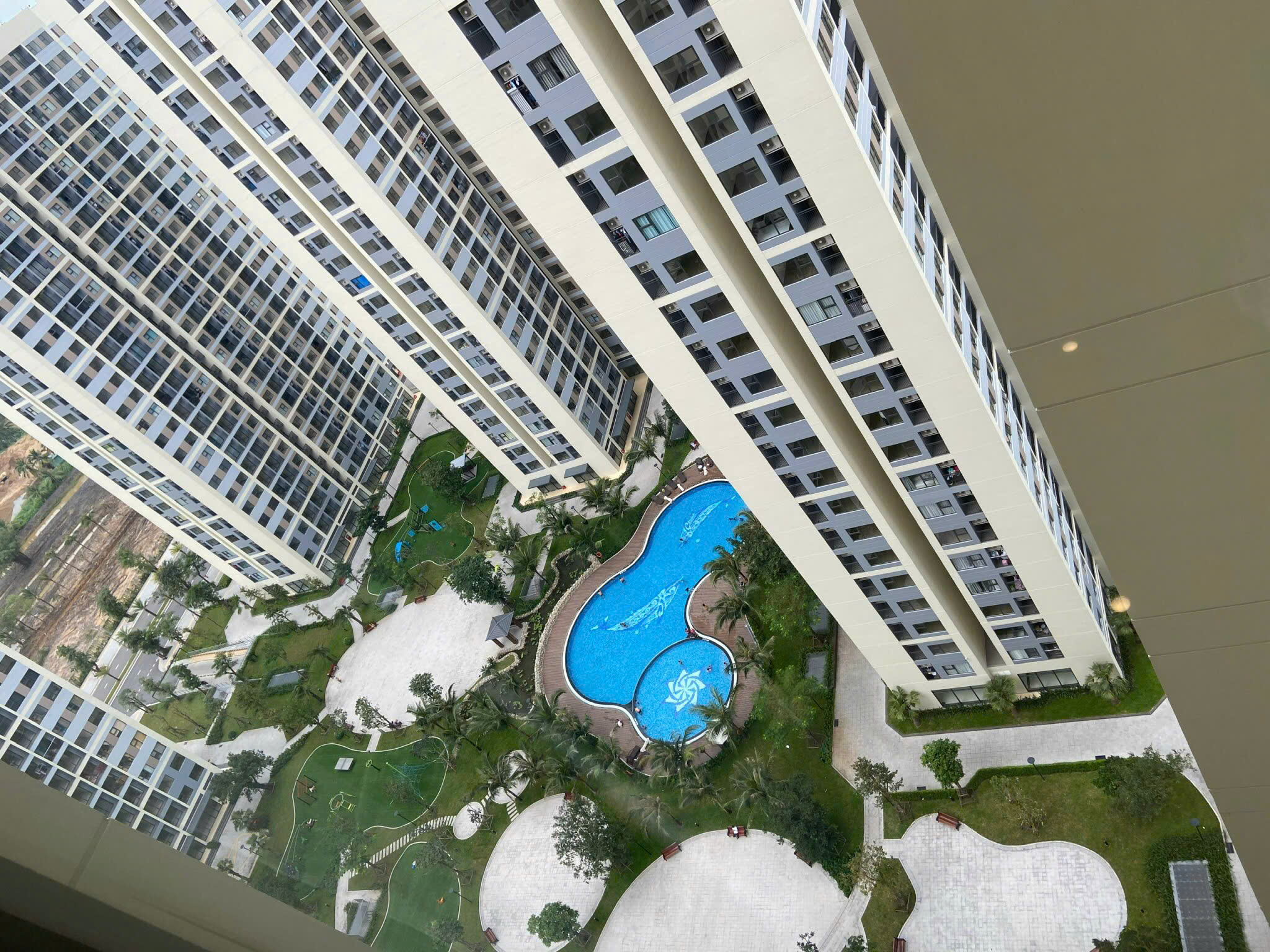 Bán căn hộ Studio Vinhomes Grand Park – The Rainbow – Full nội thất – Tầng cao view hồ bơi nội khu