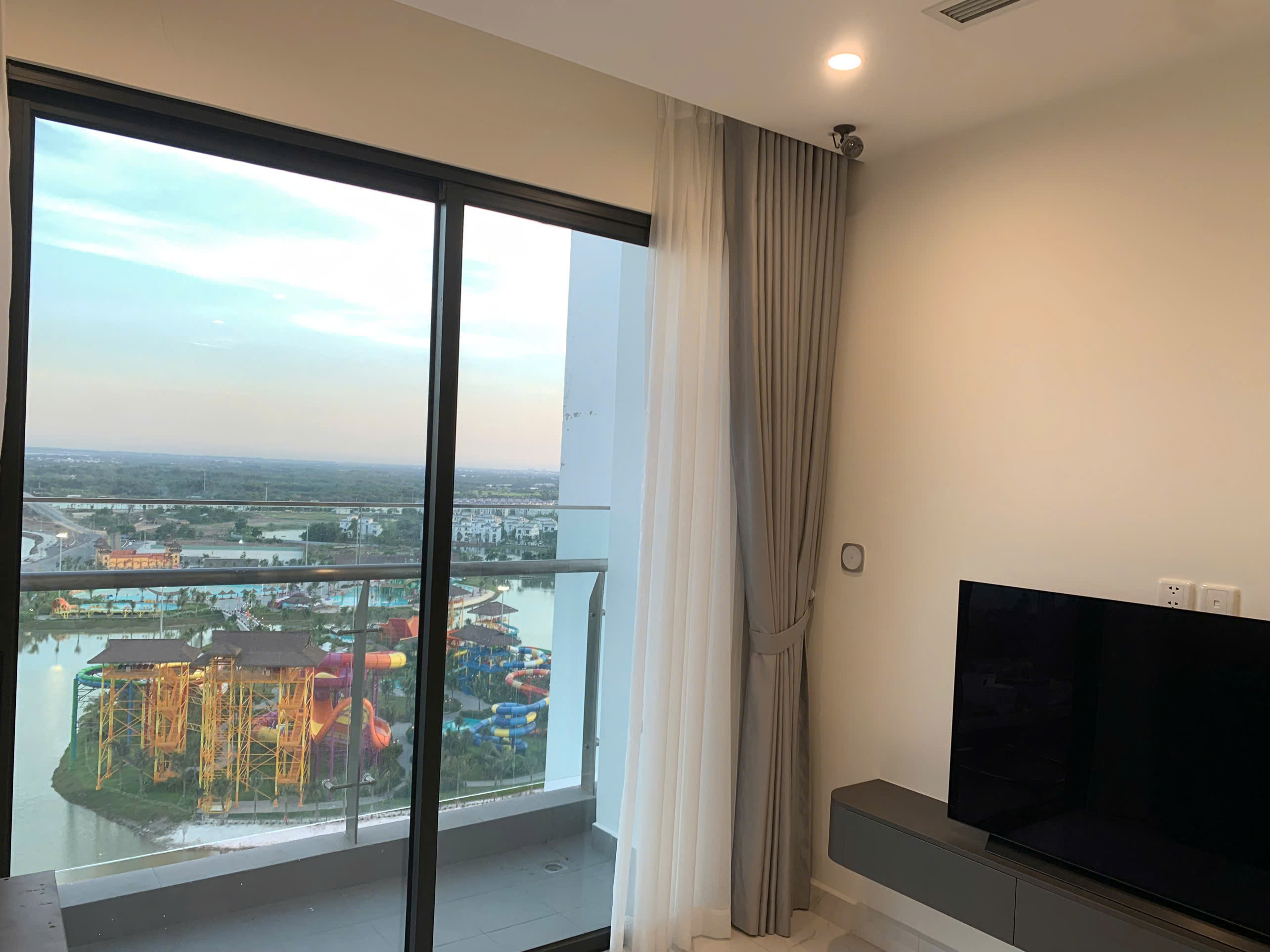 CHO THUÊ CĂN HỘ 2PN2WC THE BEVERLY – VINHOMES GRAND PARK  Full nội thất cao cấp –  Ngoại khu công viên 36ha