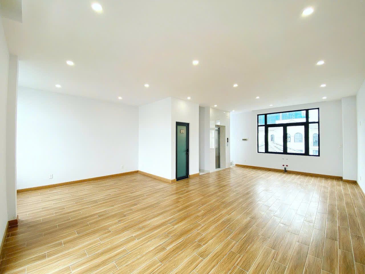 BÁN NHÀ PHỐ LIỀN KỀ THE MANHATTAN – VINHOMES GRAND PARK Hoàn thiện cơ bản – Có thang máy – Vị trí đẹp Quận 9