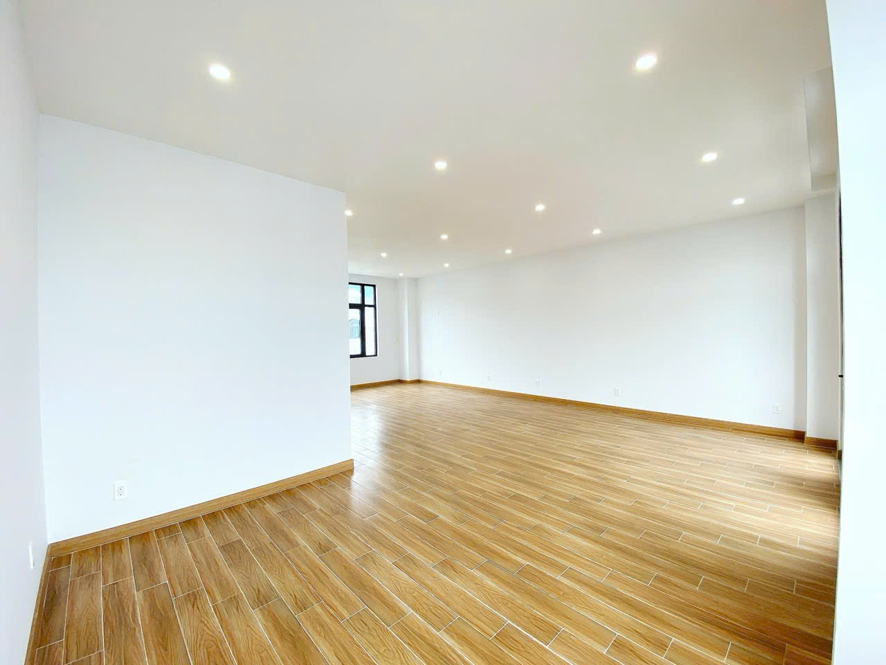 BÁN NHÀ PHỐ LIỀN KỀ THE MANHATTAN – VINHOMES GRAND PARK Hoàn thiện cơ bản – Có thang máy – Vị trí đẹp Quận 9