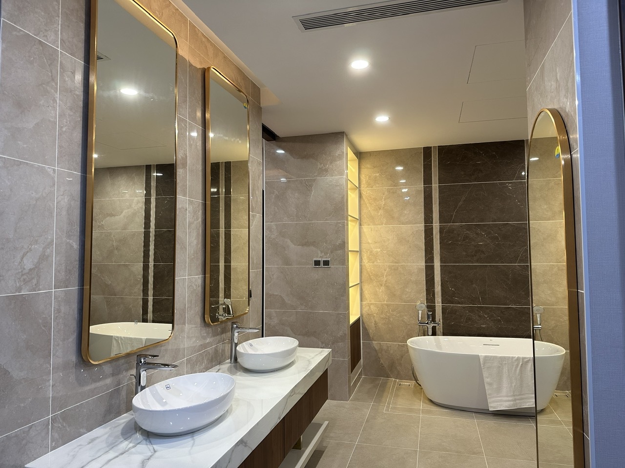 Độc Quyền Cho thuê biệt thự độc bản cực đẹp đầy đủ nội thất khu The Manhattan Glory Vinhomes Grand Park