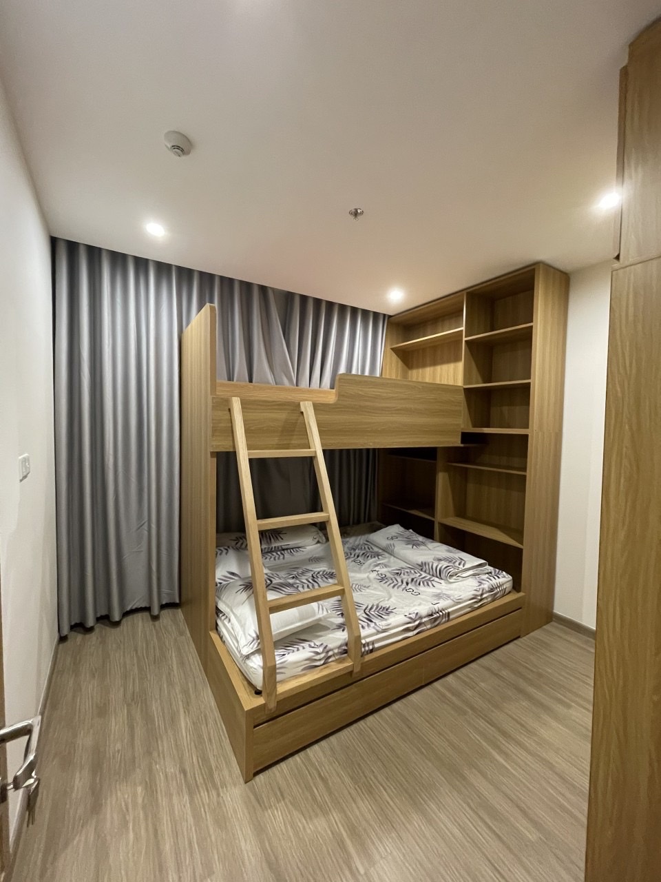 Bán Căn Hộ 3PN The Rainbow Vinhomes Grand Park - Tầng Cao View Trực Diện Hồ Bơi, Full Nội Thất, Giá 4.5 Tỷ