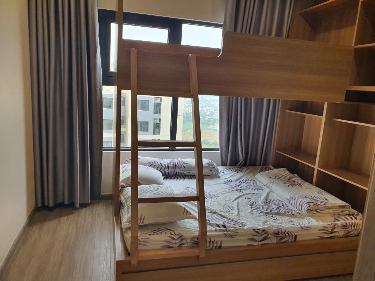 Bán Căn Hộ 3PN The Rainbow Vinhomes Grand Park - Tầng Cao View Trực Diện Hồ Bơi, Full Nội Thất, Giá 4.5 Tỷ