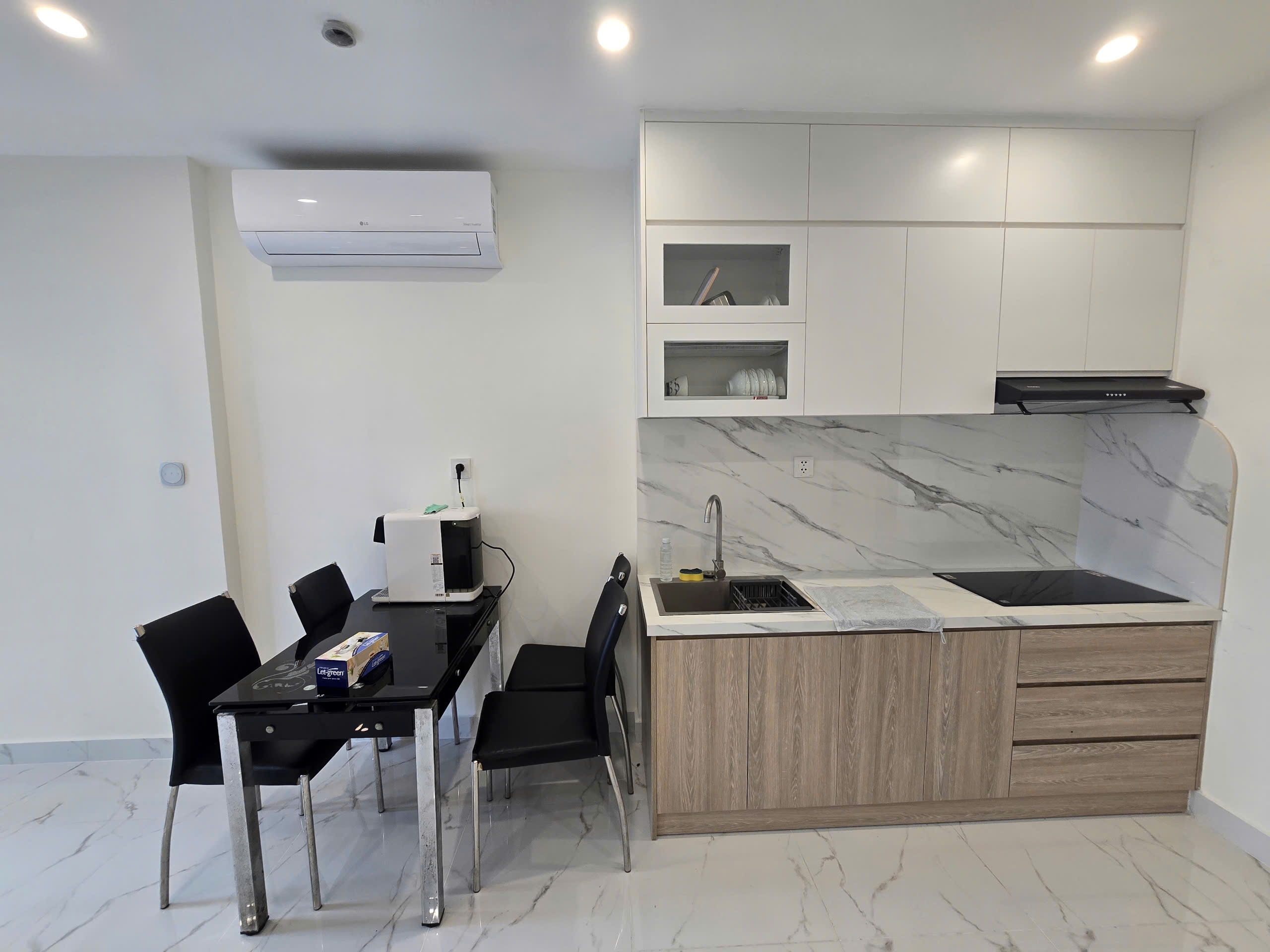 Căn hộ 2PN+ tại phân khu The Beverly Solari, Vinhomes Grand Park| Bếp, rèm.