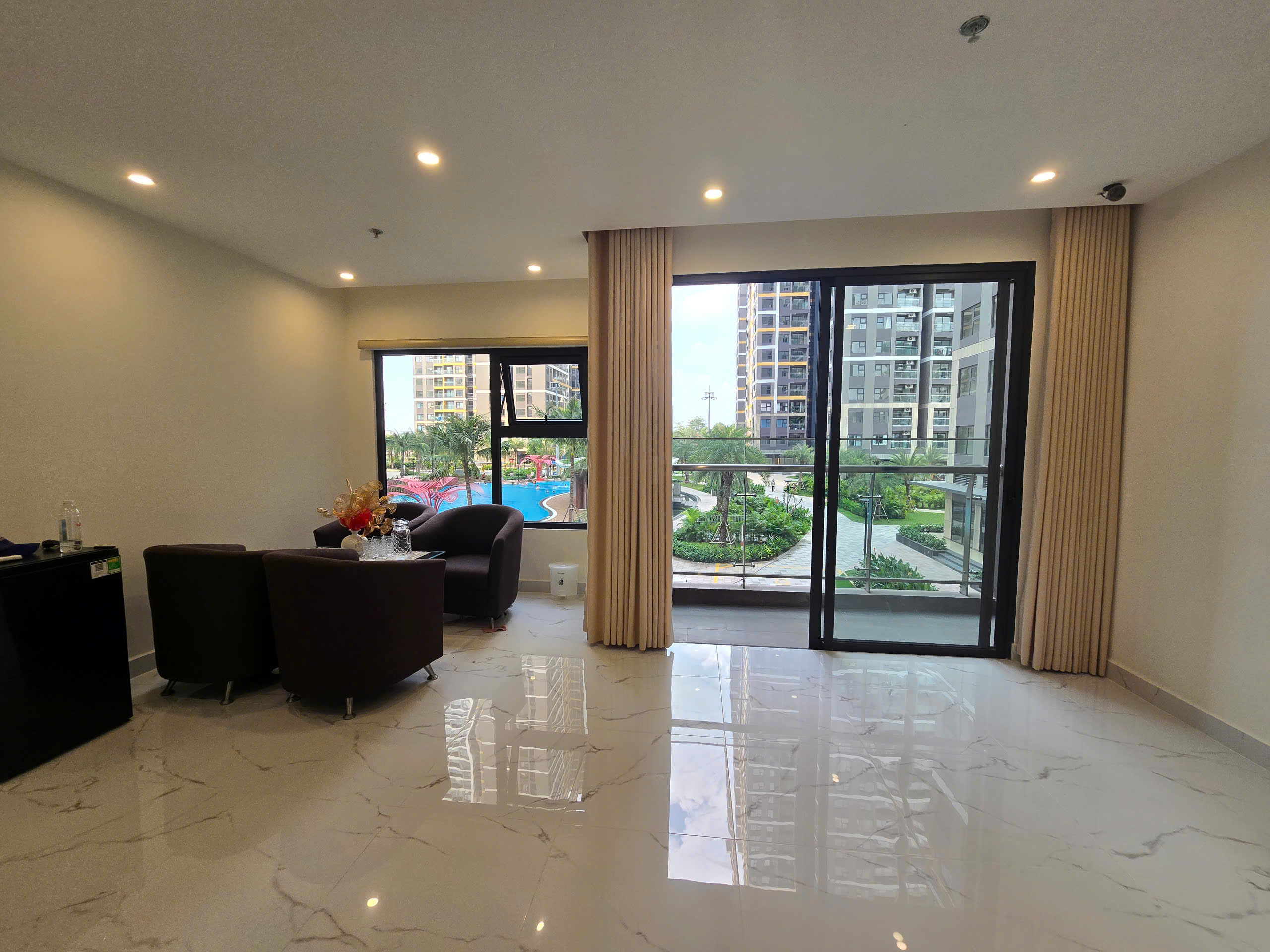 Căn hộ 2PN+ tại phân khu The Beverly Solari, Vinhomes Grand Park| Bếp, rèm.