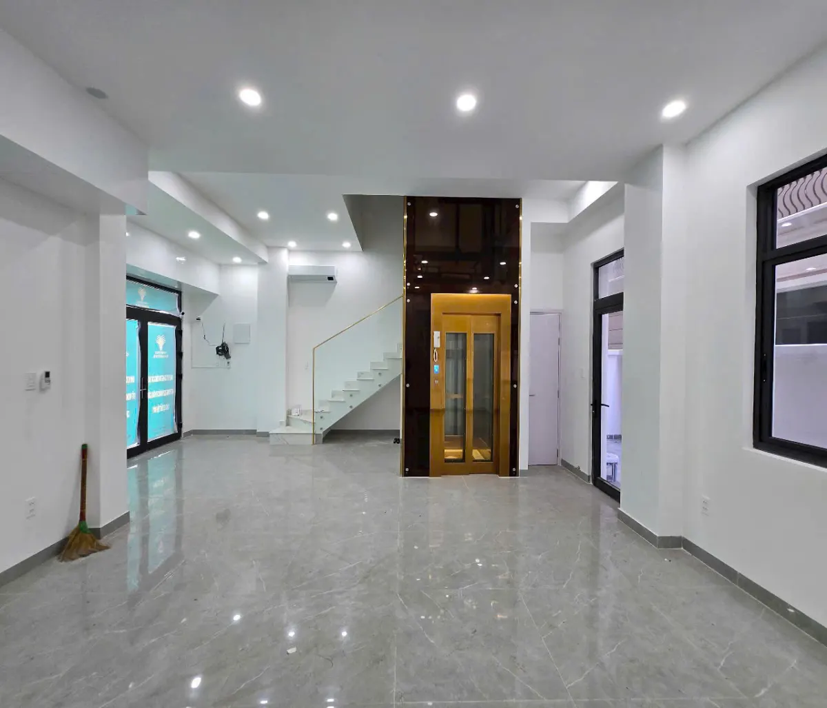 CHO THUÊ - Nhà phố 96m2 có thang máy, có máy lạnh Vinhomes q9 - giá 33tr/tháng