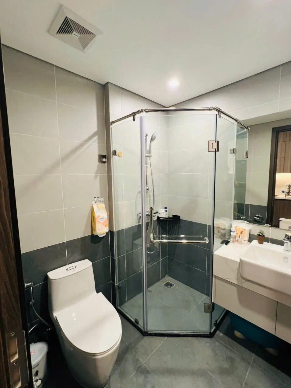 Cho thuê căn hộ Studio phân khu The Opus One, Vinhomes Grand Park(Quận 9). Full nội thất cao cấp cực đẹp, xách vali vào ở ngay. Giá cực tốt với 9 triệu/tháng. Xem nhà ngay