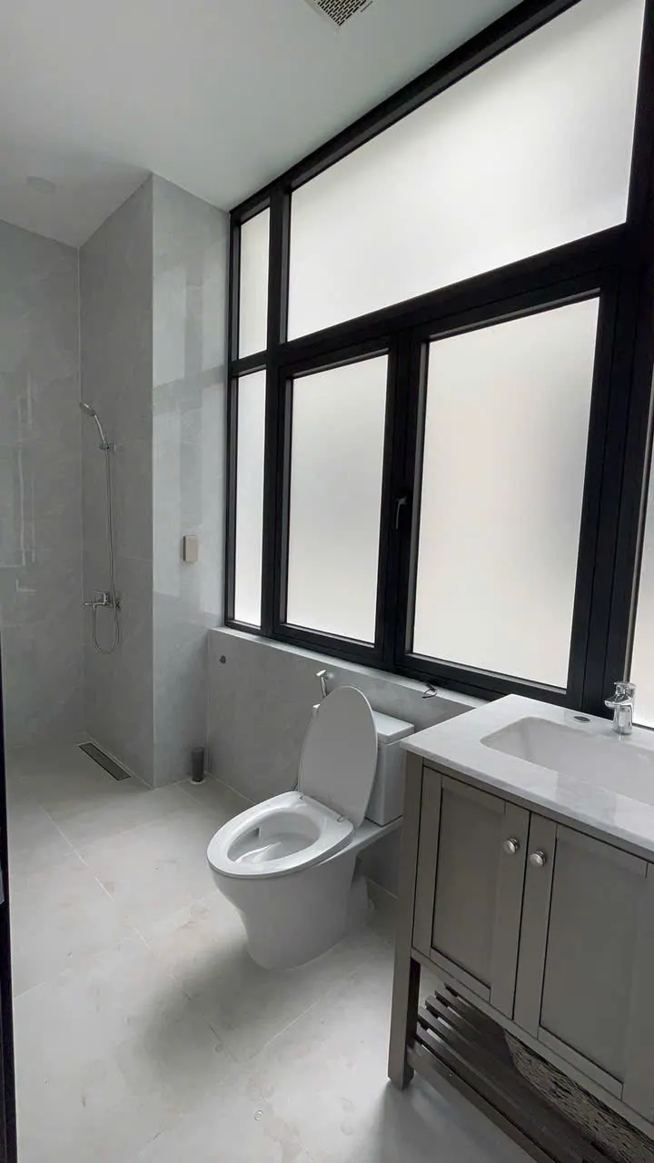 CHO THUÊ - Nhà phố 84m2 5 tầng Vinhomes Q9 - giá 35tr/tháng, có thang máy có máy lạnh âm trần
