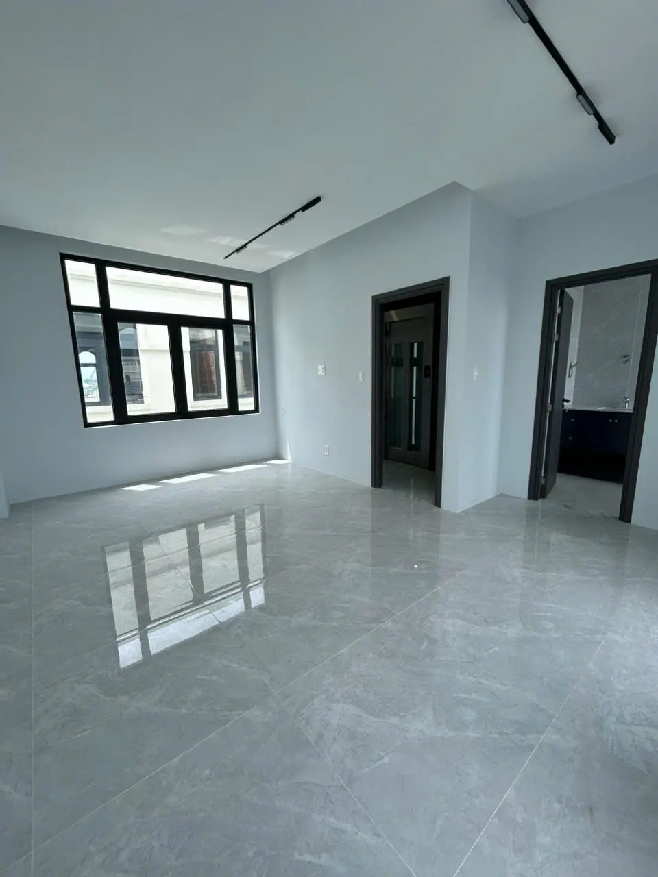 CHO THUÊ - Nhà phố 84m2 5 tầng Vinhomes Q9 - giá 35tr/tháng, có thang máy có máy lạnh âm trần - ảnh 2