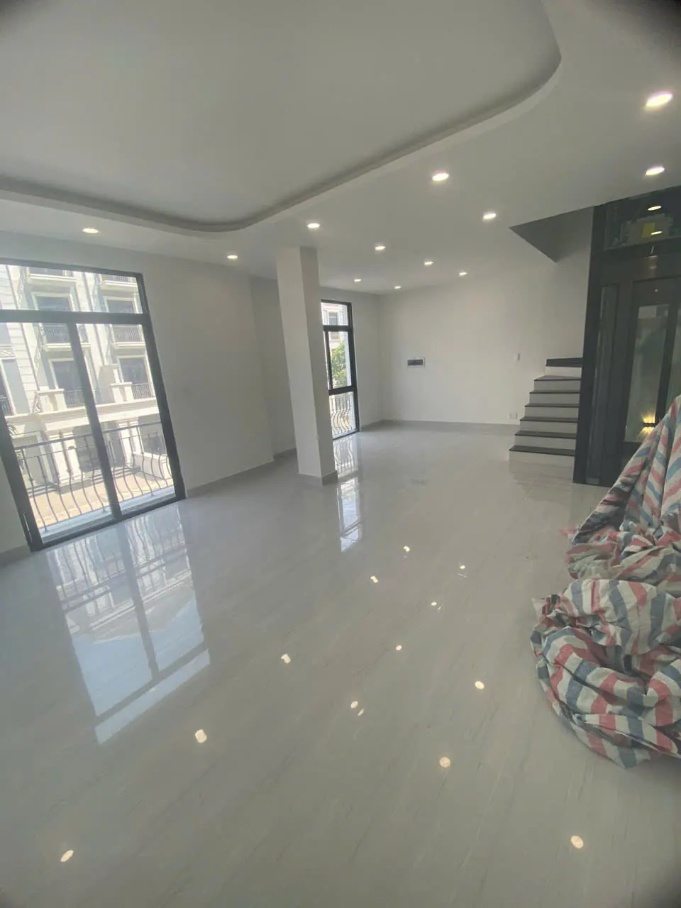 CHO THUÊ NHÀ PHỐ 96M2 CÓ THANG MÁY CÓ MÁY LẠNH TẠI VINHOMES GRAND PARK- GIÁ 32TR/THÁNG - ảnh 4