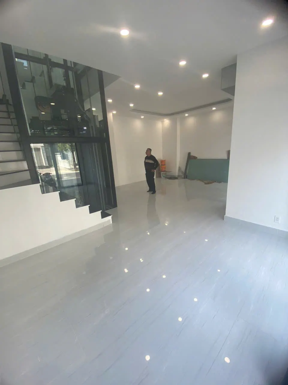 CHO THUÊ NHÀ PHỐ 96M2 CÓ THANG MÁY CÓ MÁY LẠNH TẠI VINHOMES GRAND PARK- GIÁ 32TR/THÁNG
