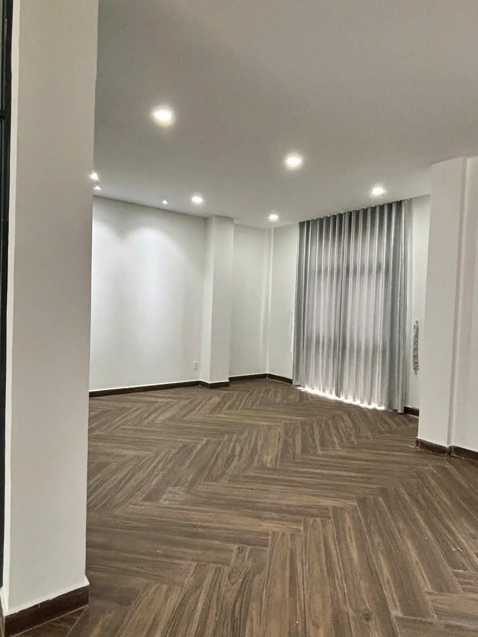 Cho thuê tầng văn phòng 144m2 Vinhomes Grand Park - Trống - Giá từ 9tr/tháng