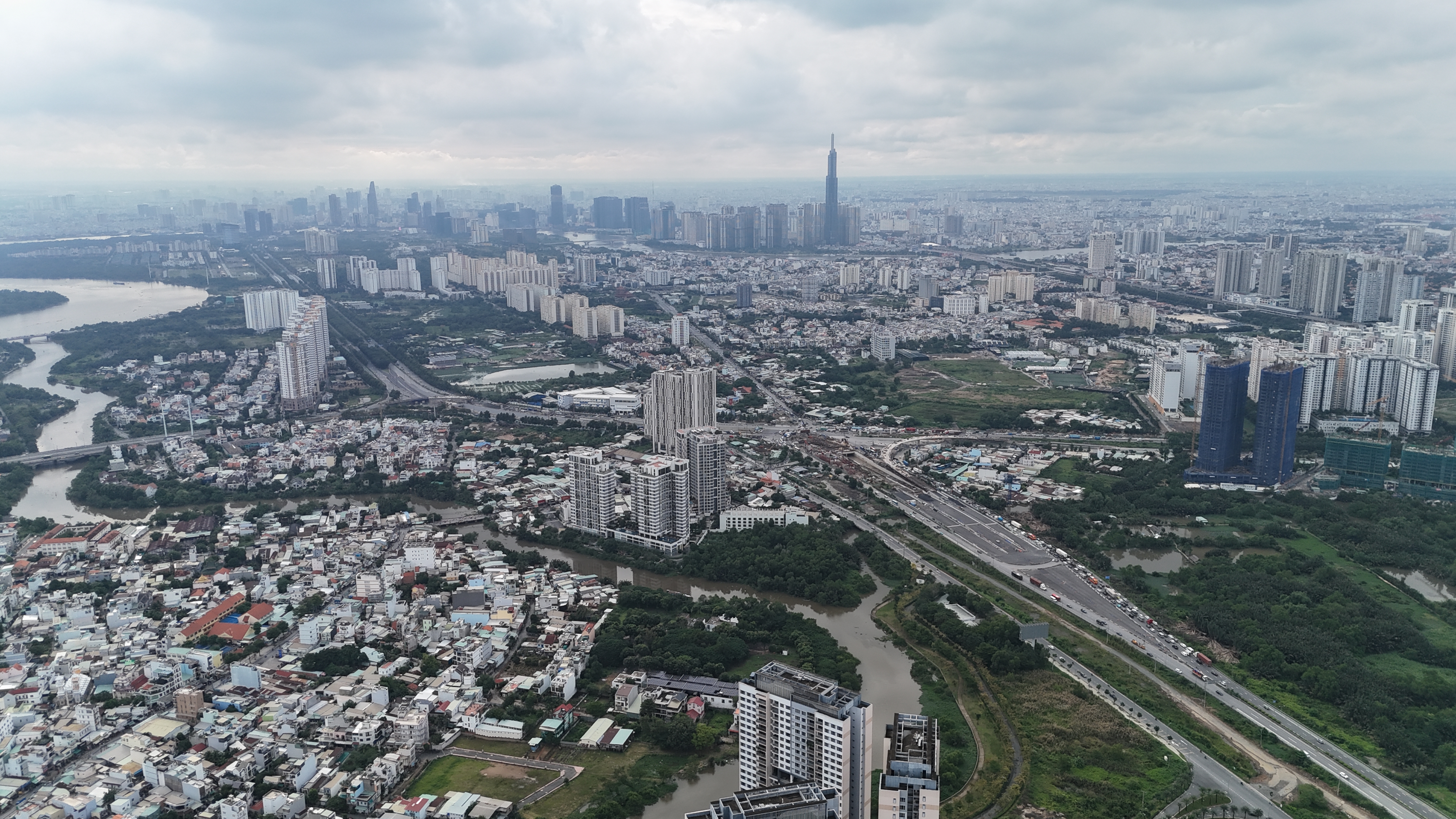 Tiến độ dự án The Privé tháng 11/2025 - hoạt động máy móc và nhân lực tại công trường (ảnh 4)